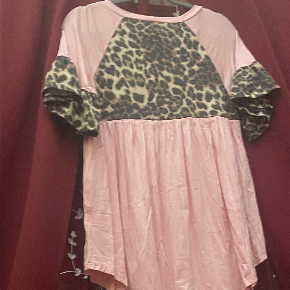 EMERALD. PINK and Brown Leopard Print  ruffled blouse Sz S  NWOT